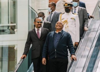 Ethiopian Prime Minister Abiy Ahmed receives Kenyan President Uhuru Kenyatta in Addis Ababa on November 14, 2021. The Kenyan head of state called for a ceasefire in the hostilities in Ethiopia, which have been going on for a year. Photo credit: Facebook PM account