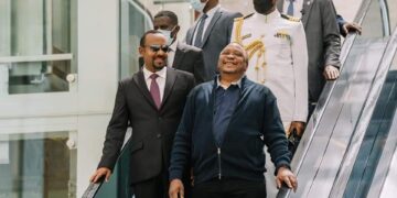 Ethiopian Prime Minister Abiy Ahmed receives Kenyan President Uhuru Kenyatta in Addis Ababa on November 14, 2021. The Kenyan head of state called for a ceasefire in the hostilities in Ethiopia, which have been going on for a year. Photo credit: Facebook PM account