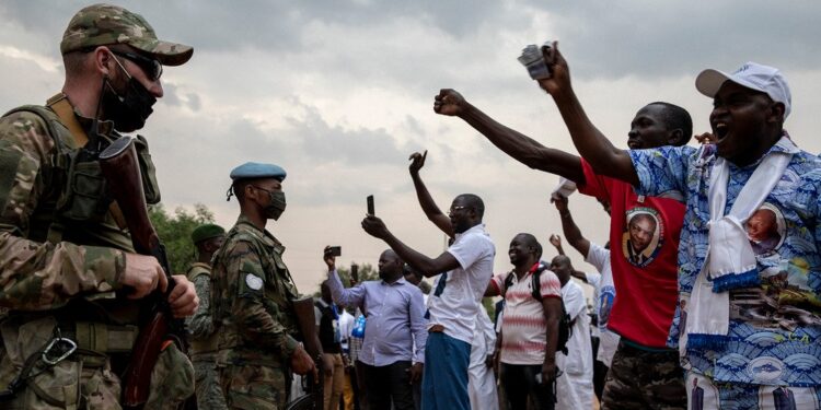 Central African army soldiers, Russian mercenaries, and UN peacekeepers at a meeting between President Touadéra and members of his MCU party, in Bangui, on 27 December, 2020. (Adrienne Surprenant/TNH)